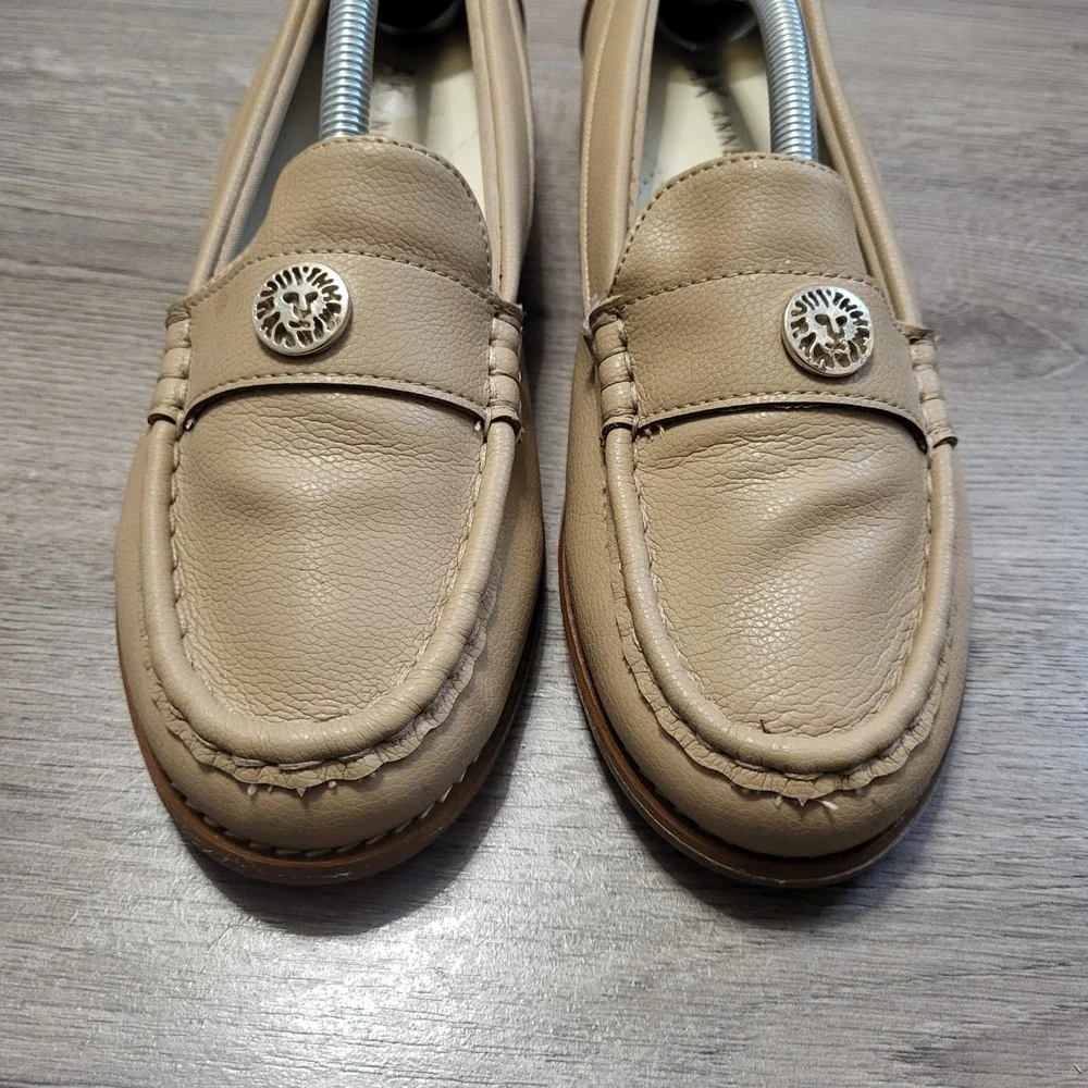Anne Klein iFlex Tan‎ Flat Loafers Lion Logo Medallion Slip On Shoes size 8.5
